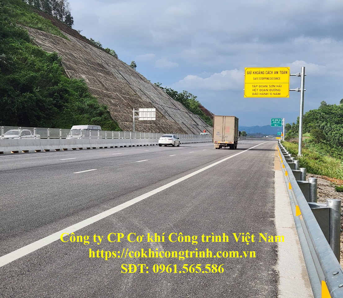 Lắp đặt biển báo ATGT và lưới chống chói mạ kẽm cho cao tốc Mai Sơn - Quốc lộ 45